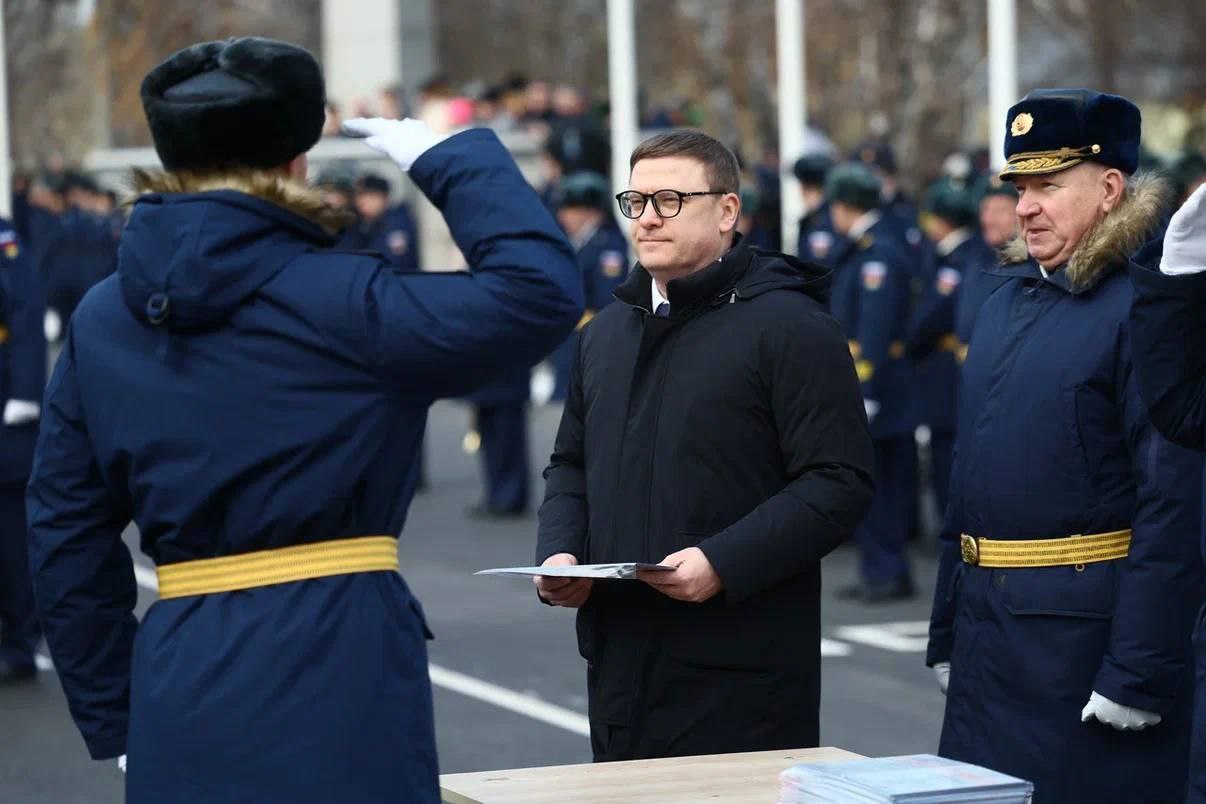 В Челябинске состоялся торжественный выпуск офицеров штурманов из филиала Военно воздушной академии имени Н Е Жуковского и Ю А Гагарина Выпускников поздравил губернатор Челябинской области Алексей Текслер Он отметил значение этого события и высокую ответственность с которой молодые офицеры вступают в службу Он подчеркнул что за пять лет обучения курсанты освоили современную авиационную технику получили боевые навыки и учились у лучших специалистов и командиров Верю что каждый из вас приложит все усилия для укрепления вооруженных сил России для победы над врагом как уже сделали многие ваши товарищи выпускники ЧВВАКУШа последних лет получившие высокие государственные награды в том числе звание Героя России за боевую работу в зоне специальной военной операции обратился Алексей Текслер к выпускникам академии Челябинский филиал Военной академии является преемником Челябинского высшего военного авиационного училища штурманов основанного в 1936 году В этом году академия выпустила около 200 офицеров для Вооруженных сил России и дружественных стран среди которых один с медалью и десять с красными дипломами poolN74 eugenejut