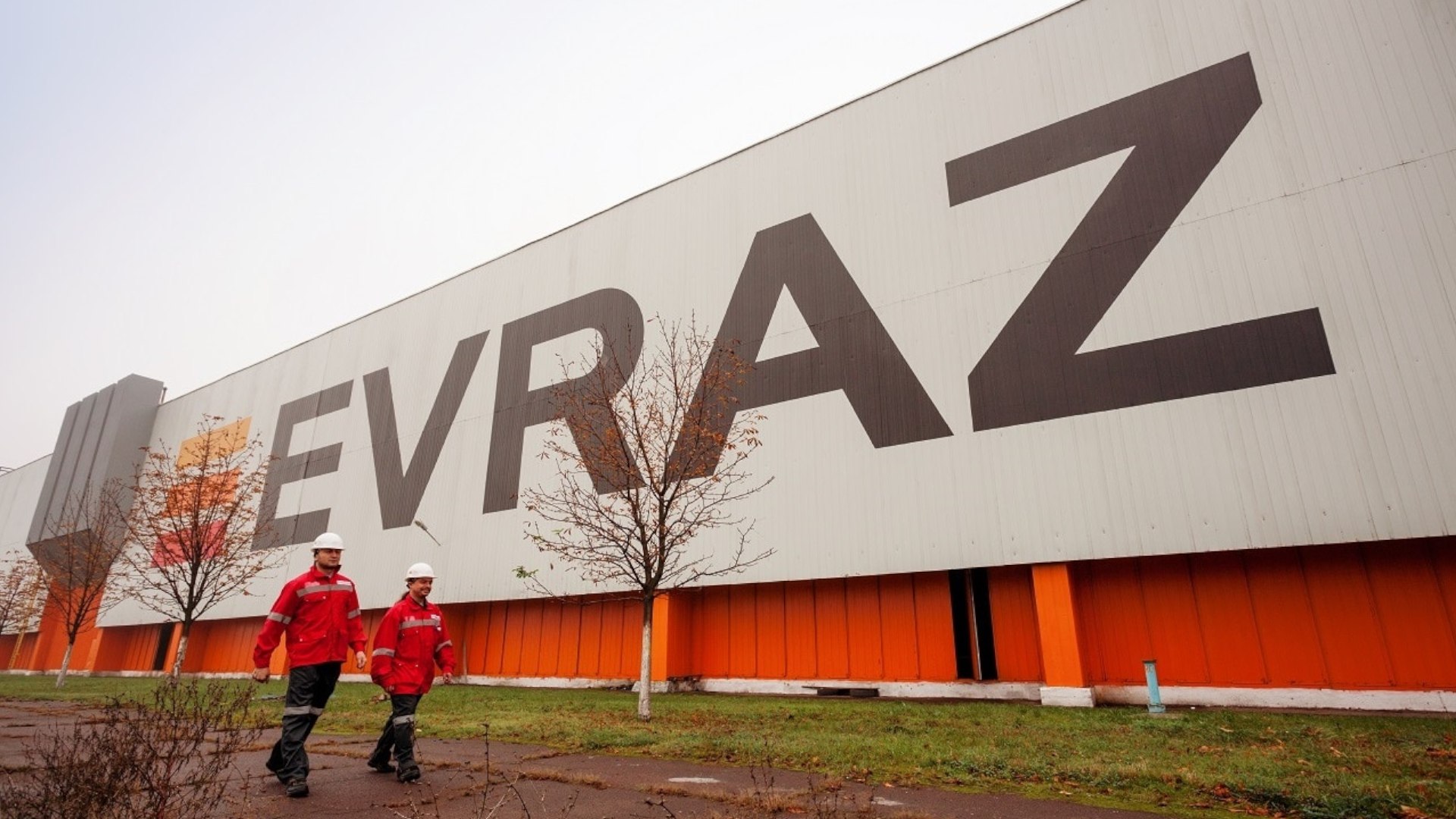EVRAZ #EVR «Евраз» перегруппируется через иск к люксембургской Evraz Group S.A. на ₽200 млрд Российская структура холдинга «Евраз» — АО «Евраз КГОК» — подала в Арбитражный суд Москвы иск к люксембургской Evraz Group S.A. о взыскании ₽196,66 млрд. Задача иска, по мнению юристов, — переструктурировать владение активами «Евраза» в России, что оказалось невозможным иным способом. Источник: kommersant.ru