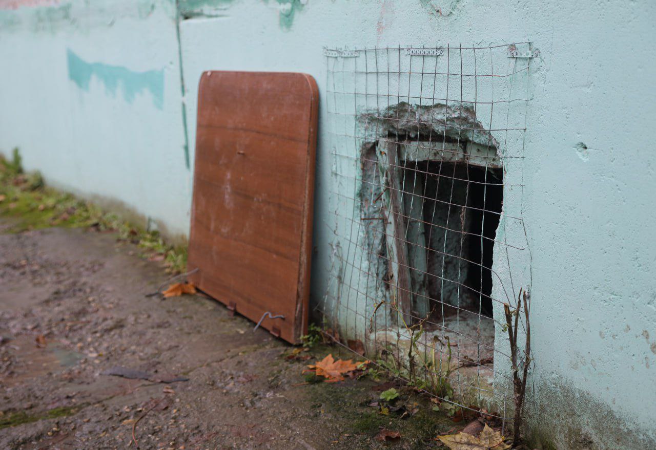 Выездная администрация эффективный способ решения коммунальных проблем Застарелая проблема жителей дома 5 в селе Сватково была оперативно решена благодаря встрече в формате Выездной администрации В начале ноября чиновники провели приём на территории компании Фототех Работница предприятия и жительница Сваткова Ирина Соловьёва обратилась к главе Сергиево Посадского округа с многолетней проблемой подвал пятиэтажки где она проживает более двадцати лет постоянно затапливали канализационные стоки Последней каплей стало подтопление первого этажа Я живу на первом этаже постоянно слышу как в подвале циркулирует вода и чувствую запах Наконец дело сдвинулось с мёртвой точки поделилась женщина В тот же день глава муниципалитета дал поручение профильным специалистам выехать на место и разобраться с ситуацией К работе подключили местную управляющую компанию В течение нескольких часов подвал был осушён После работы я вернулась домой и не поверила глазам воды в подвале больше не было говорит жительница дома Ирина Соловьёва осталась довольна результатами работы выездной администрации на предприятии Напомним встречи с жителями Сергиево Посадского округа в формате выездной администрации проходят еженедельно Задать вопросы могут все желающие Такой формат диалога позволяет решать проблемы быстро и эффективно