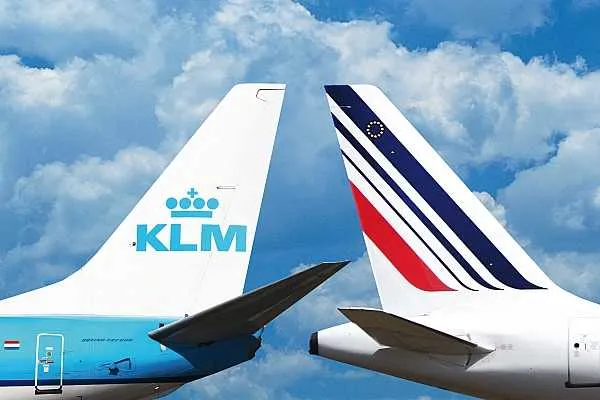 Air France KLM готовится вновь повысить цены на билеты из за подорожания топлива Франко нидерландская авиагруппа Air France KLM готовится вновь повысить цены на билеты на фоне резкого роста стоимости авиационного керосина из за войны США и Израиля против Ирана и перебоев судоходства в Ормузском проливе Об этом сообщает ТАСС со ссылкой на агентство ANP Как отмечается стоимость авиакеросина достигла около 167 евро за баррель что более чем вдвое превышает уровень годичной давности Компания рассчитывает переложить на пассажиров около 60 затрат на топливо за счет дальнейшего повышения тарифов При этом финансовый директор группы Стивен Заат заявил что рост топливных расходов уже увеличивает стоимость билетов примерно на 50 Перевозчик также указал что в марте спрос на рейсы в Азию вырос после сокращения полетов рядом ближневосточных авиакомпаний что дополнительно подтолкнуло цены вверх aviaru net n295246 Оставайся в информационном потоке подпишись на наш канал в MAX