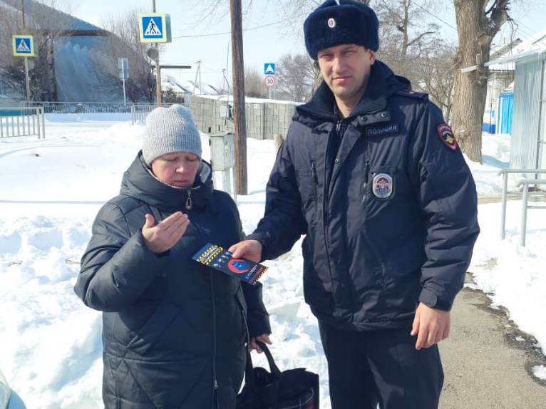 Новоселицкие полицейские противодействуют кибермошенничеству  Сотрудники полиции проводят мероприятия, направленные на профилактику преступлений, совершаемых при помощи IT-технологий. Об этом рассказал начальник ОМВД России «Новоселицкий» Д.С. Бабаев.  Так, в рамках акции «Стоп, мошенник» участковые уполномоченные полиции провели разъяснительные беседы среди работников предприятий и жителей, проживающих на административных участках.  Стражи порядка на конкретных примерах рассказали о наиболее распространённых уловках, напомнили о простых правилах сбережения денежных средств и призвали граждан не доверять так называемым «сотрудникам службы безопасности банка», предлагающим сохранить деньги на защищенном счете или в банковской ячейке, а также не выполнять никаких действий у банкоматов под диктовку незнакомцев.  Гражданам раздали памятки, содержащие практические советы, как не стать жертвой обмана.