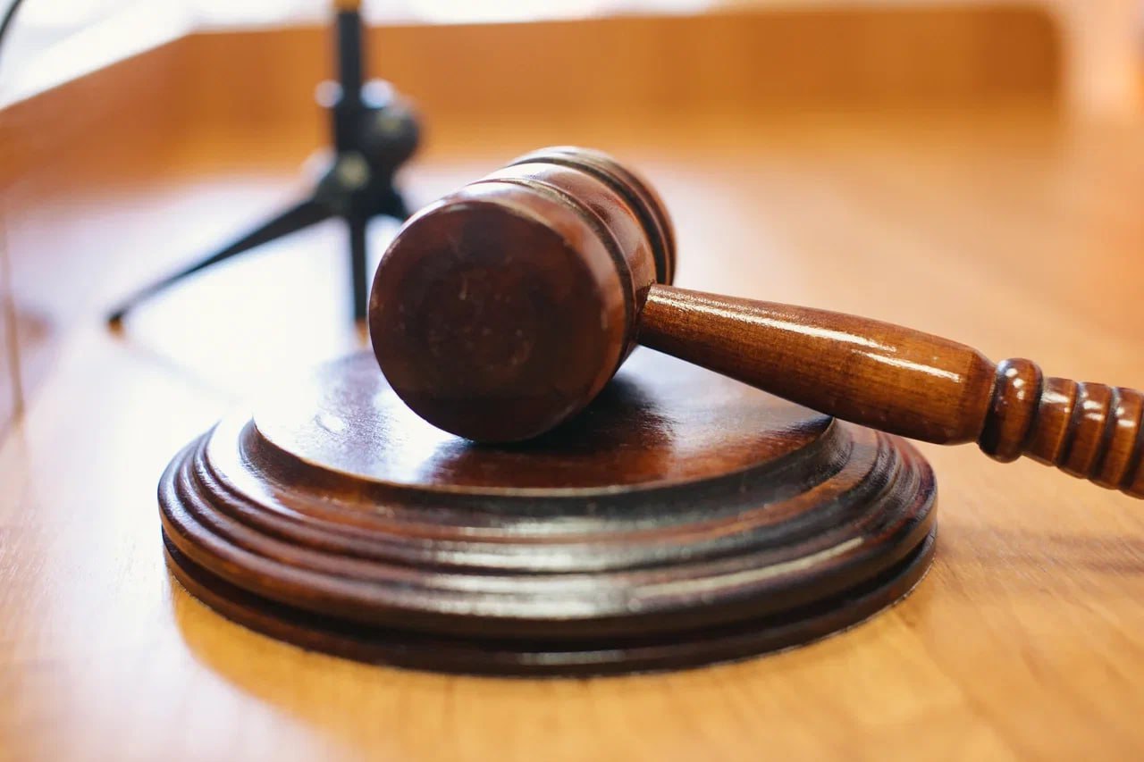 Подозреваемого в растлении 12-летней сестры жителя Сарапула судят в Удмуртии Суд в Сарапуле избрал меру пресечения 20-летнему местному жителю, обвиняемому половом сношении с лицом, не достигшим 14-летнего возраста. Как установило следствие, подсудимый с июня 2023 года по май 2024 неоднократно совершал половые сношения с двоюродной сестрой 2011 года рождения. Суд избрал для обвиняемого меру пресечения в виде запрета определенных действий в виде общения с потерпевшей до 28 июня 2025 года. Фото: Сергей Грачев #Ижевск