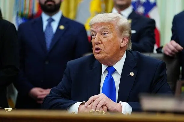 Трамп заявил что поддерживает решение главы ФИФА об участии сборной Ирана в чемпионате мира 2026 года и проведении матчей в Штатах Если Джанни Инфантино сказал это я согласен сказал президент журналистам После вопроса журналиста что произойдет в случае победы сборной Ирана он спросил хорошо ли играет сборная республики Пусть играют хорошо Вероятно у них хорошая команда добавил Трамп