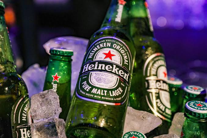 Heineken уволит до шести тысяч сотрудников по всему миру Heineken планирует сократить 7 персонала к 2027 году для повышения производительности В 2025 году продажи уменьшились на 1 2 а выручка упала на 3 6 bisrub