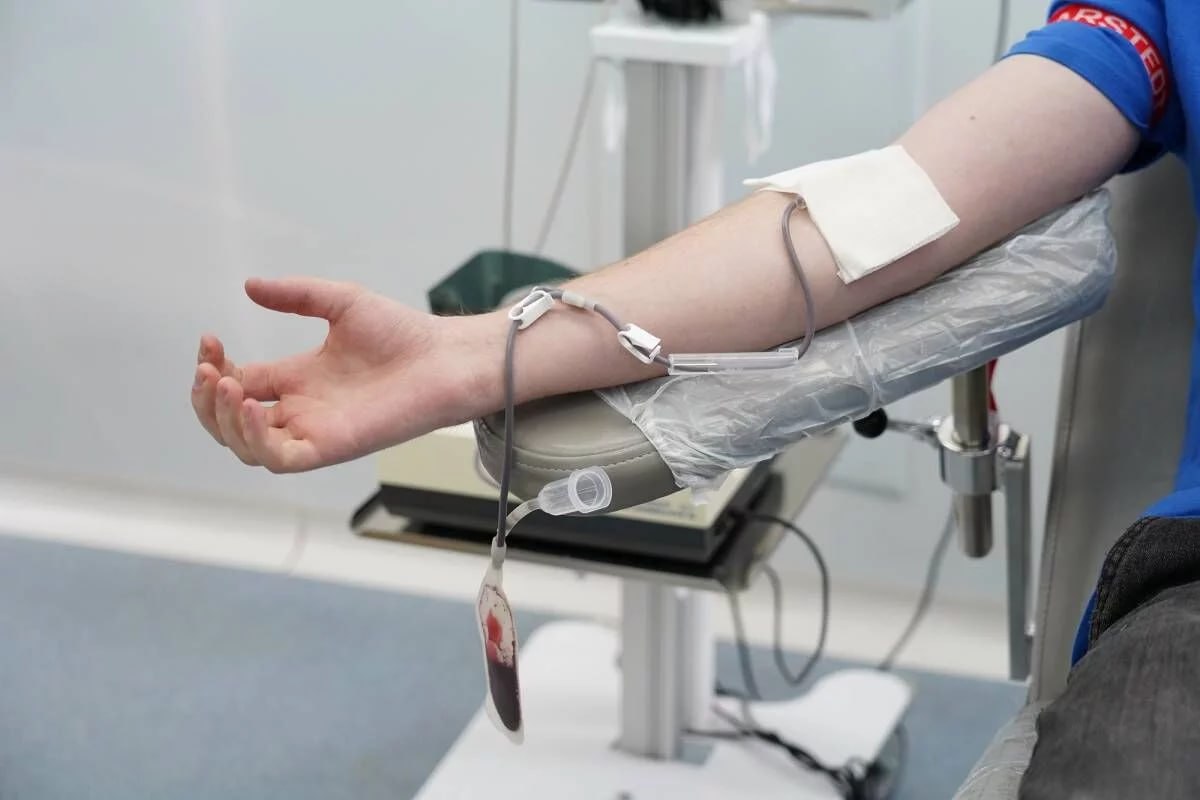 Узбекистан и Япония договорились о безвозмездном выделении более 2 3 млн долларов на оснащение современным оборудованием для хранения и транспортировки крови 14 региональных центров крови по всему Узбекистану а также 3 станций переливания крови при республиканских клиниках