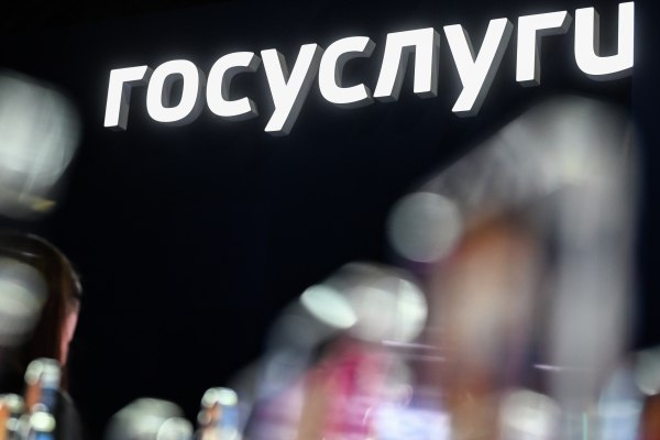 В ГД предложили автоматически вносить все документы граждан в профиль на Госуслугах С инициативой выступили депутаты во главе с вице спикером нижней палаты парламента Владиславом Даванковым Они направили письмо министру цифрового развития Максуту Шадаеву передаёт ТАСС Депутаты отметили что сейчас при получении нового паспорта водительского удостоверения или загранпаспорта пользователь вынужден самостоятельно вносить изменения на Госуслугах а затем запрашивать процедуру проверки которая может занимать до пяти дней а в случае задержек обновления ведомственных баз до двух недель По словам парламентариев в этот период граждане могут сталкиваться с отказами и ограничениями при получении отдельных услуг и прохождении идентификации так как их учётная запись содержит неактуальные данные Предлагаем рассмотреть возможность внедрения механизма автоматической синхронизации сведений в цифровом профиле гражданина говорится в обращении депутатов Подписаться на Говорит Москва Telegram VK MAX