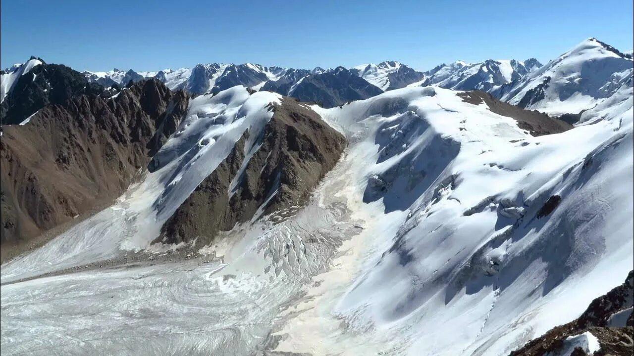 В МЧС заявили о трёх погибших в горах Алма Аты у пика Локомотив 24 декабря они пошли по горному маршруту и перестали выходить на связь уточнили в ведомстве Поисково спасательные работы в Медеуском районе завершены У пика Локомотив на высоте около 3 700 метров обнаружены тела двух человек Ранее был найден ещё один погибший из этой группы говорится в заявлении Подписаться на Говорит Москва Telegram VK MAX