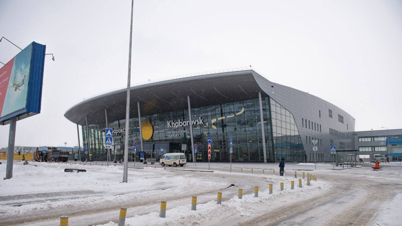 Аэропорт Хабаровска закрыли для приема и отправки воздушных судов Это связано с погодными условиями Ограничение будут действовать до 13 00 Рейсы из Бангкока Пхукета Новосибирска Екатеринбурга были отправлены на запасной аэродром во Владивосток Прочитать статью полностью Подписаться на DVHAB Написать в DVHAB