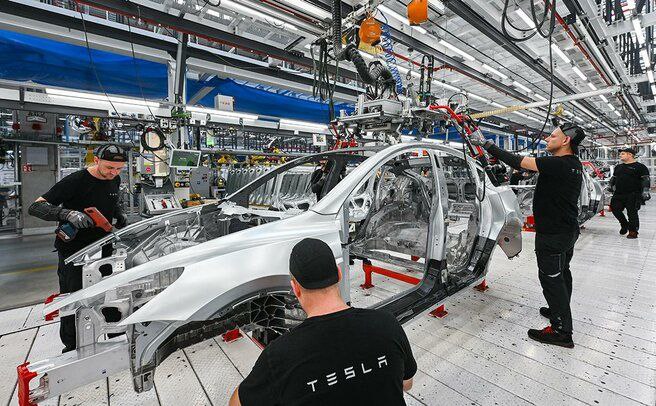 Состояние Маска упало ниже $400 млрд на фоне снижения цен на акции Tesla.  Bloomberg: состояние Маска упало ниже $400 млрд на фоне снижения цен акций Tesla  Состояние самого богатого человека в мире бизнесмена Илона Маска упало ниже $400 млрд впервые в 2025 году на фоне значительного снижения стоимости акций его компании — автопроизводителя Tesla.  По данным агентства, акции Tesla упали на 27% после достижения пика в декабре на фоне ожиданий улучшения положения компании из-за близости Маска к президенту США Дональду Трампу, который назначил того главой Департамента эффективности госуправления  DOGE .  Bloomberg отмечает, что ожидания инвесторов о введении налоговых льгот для электромобилей и установлении официальных стандартов для беспилотных технологий не оправдались. Кроме того, поставки автомобилей Tesla в Германию сократились на 59% и достигли самого низкого уровня с 2021 года, а продажи в Китае упали на 11,5% по сравнению с прошлым годом на фоне конкуренции со стороны китайской BYD.