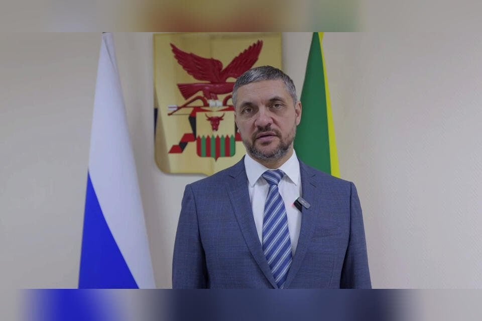Осипов снова среди аутсайдеров рейтинга влияния губернаторов Агентство АПЭК опубликовало майский рейтинг влияния глав регионов России. Губернатор Забайкалья Александр Осипов получил лишь 5,57 балла и занял 76-е место из 89 — одно из самых низких в списке. Рейтинг составлен на основе закрытого опроса политологов, журналистов и экспертов. Аналитики отметили, что Осипов потерял позиции на фоне критики за незавершённые в срок работы по модернизации очистных сооружений. Этот вопрос поднимался на рабочей встрече президента с главой Минприроды. Во второй половине 2025 года регион может попасть под усиленное внимание Роспироднадзора, предупреждают эксперты. ZAB.RU