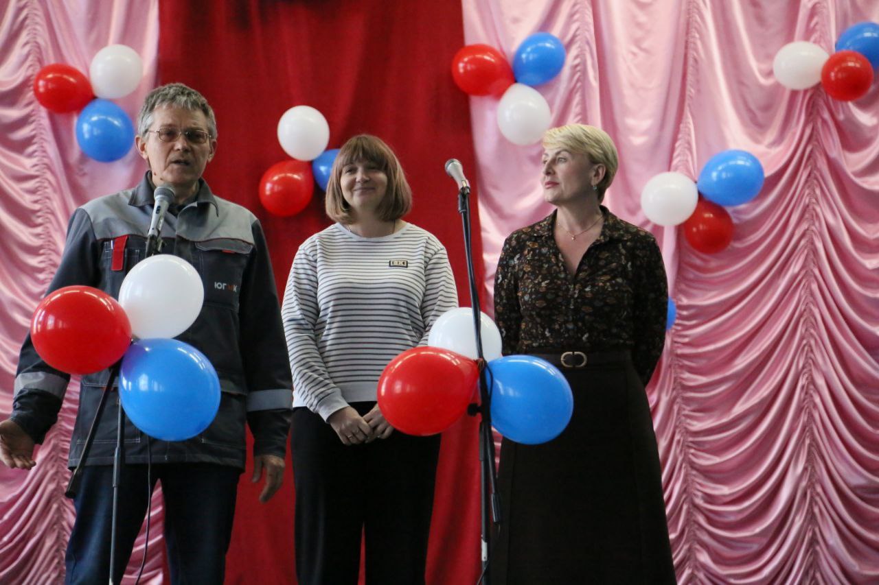 КИТ и Комсомольское рудоуправление представили школьникам возможности для профессионального роста В рамках республиканской акции Учиться в Донбассе Комсомольский индустриальный техникум распахнул свои двери для будущих абитуриентов Единый день открытых дверей собрал школьников 8 11 классов из различных учебных заведений муниципального округа которые стоят на пороге выбора будущей профессии Программа мероприятия позволила гостям погрузиться в образовательную среду техникума школьники посетили современные учебные классы и мастерские познакомились с востребованными специальностями и получили подробную информацию о перспективах трудоустройства выпускников Особый интерес участников вызвала презентация от представителей Комсомольского рудоуправления Специалисты предприятия подробно рассказали о кадровых потребностях производства условиях работы для молодых специалистов и о том как образовательная программа техникума интегрирована с реальными запросами промышленности региона Комсомольский индустриальный техникум настоящая кузница квалифицированных кадров для КРУ сказала на мероприятии начальник отдела кадров КРУ Оксана Баенко Студенты техникума приходят к нам на производственную практику сейчас она оплачиваемая а затем и на работу Хочу отдельно отметить что для тех кто приходит к нам на первое рабочее место предусмотрены подъемные до 250 тысяч рублей Думаю это хороший старт для начала самостоятельной жизни Приходите к нам работать Профориентационная работа проводимая предприятием совместно с образовательными учреждениями является частью системной стратегии по привлечению молодых специалистов в промышленный сектор Донецкой Народной Республики В октябре в ДНР был объявлен месячник профориентации В связи с этим на нашем предприятии прошел ряд мероприятий экскурсии для студентов техникума и школьников города также представители рудоуправления приняли участие в едином дне открытых дверей в КИТ Эти мероприятия призывают молодежь получать востребованные рабочие профессии а затем приходить на работу к нам на предприятие прокомментировала начальник отдела обучения и развития персонала КРУ Светлана Стрельцова