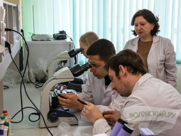 Устойчивое развитие и экологическая безопасность: в Волжский съедутся учёные со всей страны В Волжском пройдет XVIII Всероссийской научно-практическая конференция «Проблемы устойчивого развития и эколого-экономической безопасности в регионах Российской Федерации». Как рассказали Волжский.ру в городской администрации, 16 мая свыше 100 преподавателей, студентов, научных сотрудников различных вузов страны соберутся в Волжском. В списке представители Средневолжского филиала ФГБНУ «ВНИРО», МГУ им. М.В. Ломоносова, института комплексных исследований аридных территорий Республики Калмыкия, института водных проблем РАН, других учреждений. Конференция стартует с пленарного заседания, а дальше гости обсудят различные вопросы в рамках работы секций. Подробнее на Волжский.ру: