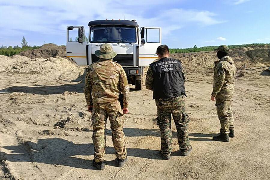 В Амурской области отец и сын превратили рабочего на золотодобыче в раба  Следователи амурского города Зея возбудили уголовное дело в отношении 36-летнего горожанина и его 66-летнего отца. Мужчины подозреваются в использовании рабского труда  п.п. «г» и «д» ч. 2 ст. 127.2 УК РФ .  По данным следствия, с 17 апреля по 24 мая 2025 года на золотодобывающем участке, расположенном примерно в двух километрах от поселка Ясный Зейского округа, отец и сын, действуя совместно, применили насилие к одному из рабочих, изъяли и скрыли документ, удостоверяющий его личность. Они заставляли его работать сверх нормы и выполнять работы, не входившие в его обязанности.  Поводом и основанием для возбуждения уголовного дела послужили материалы прокурорской проверки и результаты оперативно-розыскных мероприятий, проведенных сотрудниками УФСБ России по Амурской области.  По ходатайству следователя судом в отношении подозреваемых избрана мера пресечения в виде заключения под стражу, сообщили в амурском СУ СК РФ.