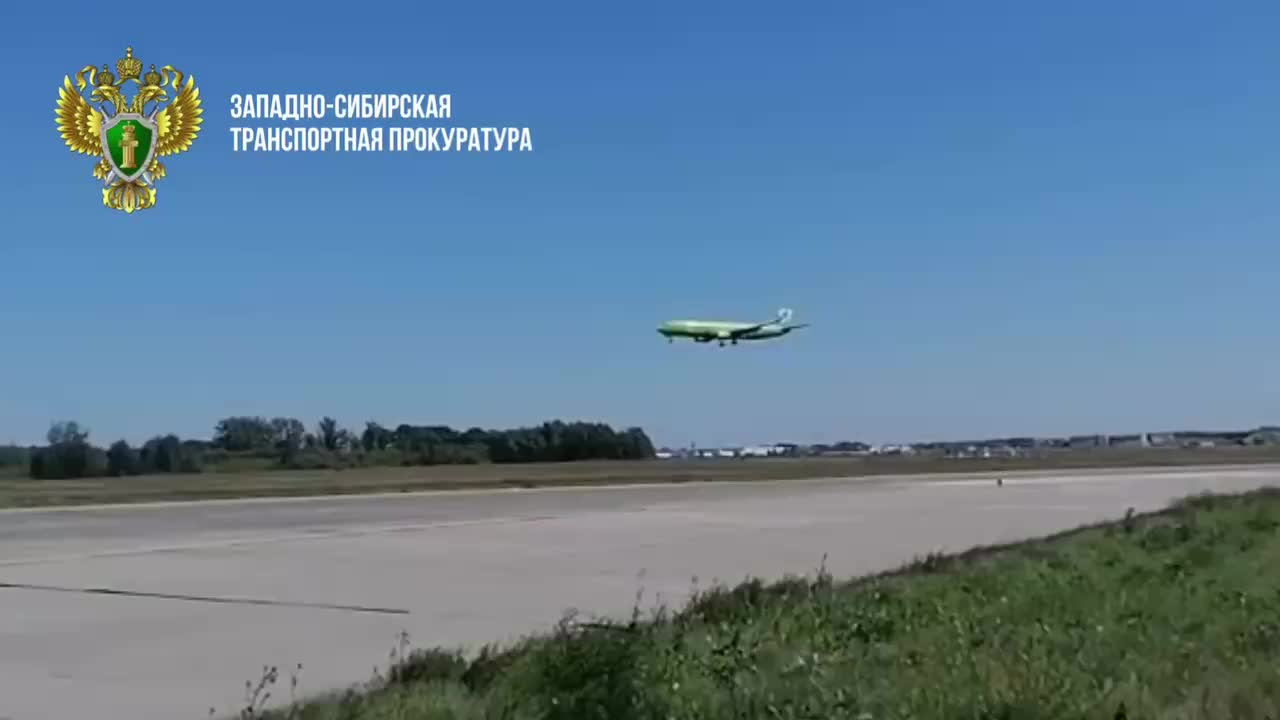 Самолет рейса Новосибирск — Сочи вернулся в аэропорт после разгерметизации
