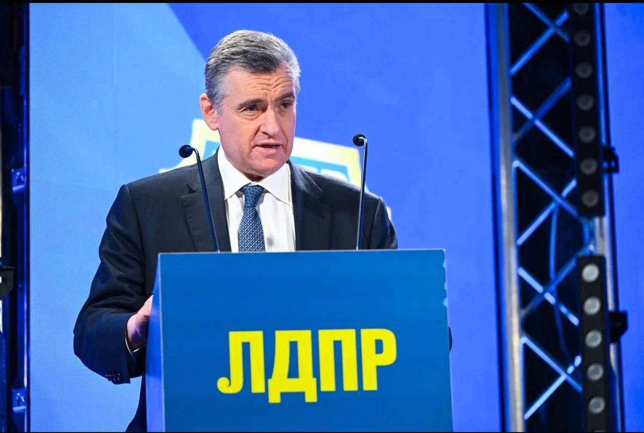 ЛДПР защищает здоровье детей: энергетикам возле школ не место! В преддверии Дня защиты детей фракция ЛДПР в Государственной Думе предложила запретить продажу безалкогольных энергетических напитков в школах, больницах и учреждениях культуры. Инициатива также предусматривает ограничение на торговлю подобными напитками в радиусе 100 метров от учебных заведений. Председатель партии Леонид Слуцкий подчеркивает: «Для ЛДПР забота о детях – приоритет. Мы обязаны оградить подрастающее поколение от этой зависимости, последствия которой могут быть фатальными». Предложение ЛДПР направлено на защиту здоровья будущих поколений. Поддерживаем!