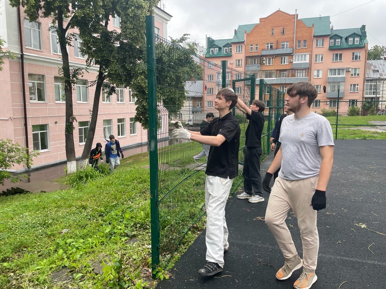 В летний период 2025 года в образовательных учреждениях города Рязани организовано трудоустройство несовершеннолетних. В целях профориентации и вовлечения подростков в общественно-полезную деятельность на работу приняты более 180 человек в возрасте от 14 лет. Ребята из трудового отряда «Юннат» на Станции юных натуралистов выполняет работы по уборке, благоустройству и озеленению территории: вскапывают грядки на учебно-опытном участке, разбивают клумбы, поливают растения, занимаются прополкой, обрезкой деревьев и кустарников, убирают мусор и сухую листву, ухаживают за животными зооуголка, выполняют подсобные работы в помещениях. Подростки, трудоустроенные в школах №№ 8, 21, 32, 49, 57, 64, 76 и школе-интернате, благоустраивают пришкольные территории, приводят в порядок учебные помещения, работают в школьных библиотеках, помогают в ремонте спортивных площадок и ограждений. Трудовой отряд школы № 57 провел работу по благоустройству Севастопольской аллеи.