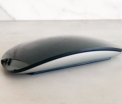 Apple обновит мышку Magic Mouse и устранит неудобный порт зарядки — Bloomberg  Марк Гурман из Bloomberg сообщает, что Apple собирается кардинально обновить фирменную беспроводную мышку Magic Mouse. Журналист говорит, что аксессуар будет «лучше соответствовать современной эпохе» и станет более эргономичным. У нынешней версии Magic Mouse есть один существенный недостаток — порт зарядки находится на нижней части.  Читать далее