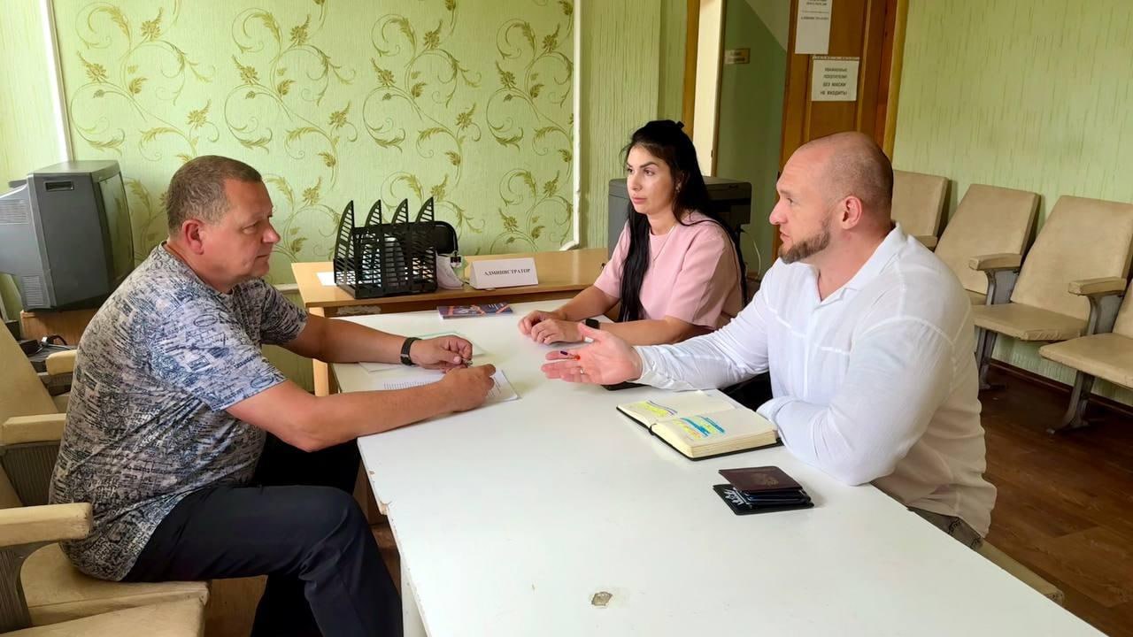 В Каховке прошла встреча по вопросам защиты прав несовершеннолетних Начальник отдела по делам несовершеннолетних и защите их прав администрации Каховского муниципального округа, заместитель председателя КДН и ЗП Маркелов Михаил провёл рабочую встречу с членами комиссии: ведущим специалистом отдела по делам несовершеннолетних и защите их прав Сергеевой Верой и заведующим отделением по работе с семьёй и детьми Каховского комплексного центра социального обслуживания населения Харченко Александром. В ходе встречи были достигнуты следующие результаты: Проведен анализ текущей ситуации и проблематики семей, находящихся в социально опасном положении в Каховском муниципальном округе; Определены основные направления работы с указанными семьями; Обсуждались возможные пути преодоления семейного неблагополучия.