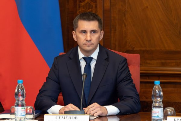 Администрацию главы Коми возглавил Максим Семёнов Сегодня нового руководителя Администрации Главы Республики Коми на аппаратном совещании представил председатель Правительства региона Дмитрий Братыненко По поручению Ростислава Эрнстовича Гольдштейна назначен руководитель Администрации Главы Республики Коми Максим Анатольевич Семёнов С сегодняшнего дня он приступил к своим прямым обязанностям Уверен что его руководство придаст новый импульс работе администрации для выполнения наших амбициозных планов на ближайшие пять лет отметил Дмитрий Братыненко   komiinform ru news 287410