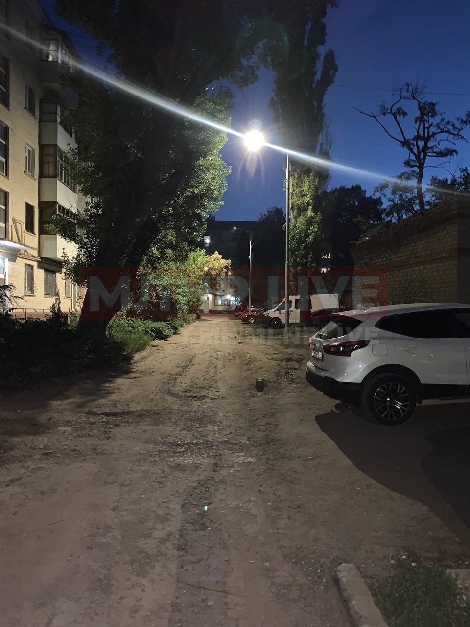 В луганском квартале Шевченко занялись наружным освещением. Установка опор продолжается, но уже сейчас жители могут порадоваться первым результатам работ — во дворах теперь светлее. Было бы здорово ещё и внутриквартальные дороги в порядок привести. На Востоке, кстати, местами уже начали Прислать новость Подписаться