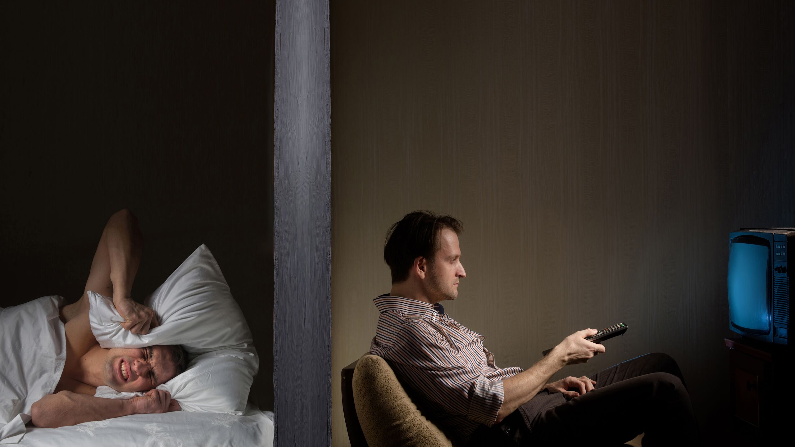 Единого закона о тишине в России не существует но защитить свой покой от шумных соседей можно рассказал агентству Прайм адвокат МКА Советник центр Станислав Рыбчинский В разрешенное время соседи имеют право шуметь делать ремонт слушать музыку и т п Однако конкретные рамки устанавливает каждый регион отдельно Например в Москве действует закон О соблюдении покоя граждан и тишины Он устанавливает дневной период с 07 00 до 22 00 в будни и до 23 00 в праздничные дни тихий час с 13 00 до 15 00 полную тишину по воскресеньям и в нерабочие праздничные дни поясняет адвокат Если соседи нарушают тишину в запрещенное время нужно сразу вызвать полицию чтобы та зафиксировала административное правонарушение По прибытии полицейские должны лично убедиться в этом факте Штраф для нарушителя от 1 до 3 тысяч рублей заключил Рыбчинский