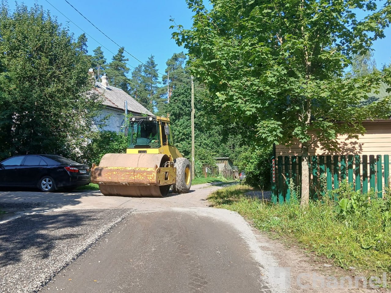 Губернатор Ленинградской области Александр Дрозденко находится с рабочей поездкой в Приозерском районе Инспекцию он начал с осмотра ремонта дороги в поселке Сосново. Работы там проводят по новой технологии "Чип Сил" Chip Seal — это метод поверхностной обработки, при котором на дорогу наносят битумную эмульсию и щебень. Такое покрытие заполняет мелкие трещины, защищает асфальт от влаги и создает прочный, шероховатый слой с хорошим сцеплением и без бликов. Эта технология позволяет обойтись без укладки нового слоя асфальта, если старое покрытие ещё в норме. В итоге расходы на ремонт снижаются почти вдвое. Губернатор предложил ремонтировать по такой технологии муниципальные дороги. 47channel.ru - о жизни Ленинградской области и не только