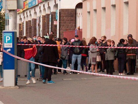 Эвакуация зданий из-за сообщений о минировании проходит в Калужской области  Анонимные сообщения о минировании школ, больниц и магазинов зафиксировали 25 ноября в Калужской области. Правительство региона оповещает, что здания, по поводу которых поступают такие сигналы, тщательно проверяются и возвращаются в штатный режим работы. На данный момент правоохранители ищут источник ложных сообщений.