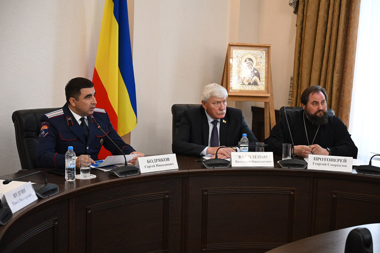 Заместитель Председателя Законодательного Собрания Ростовской области председатель комитета по делам казачества Вячеслав Василенко принял участие в очередном заседании Совета по делам казачества при правительстве региона Мероприятие провел атаман Всевеликого войска Донского заместитель Губернатора Ростовской области Сергей Бодряков В ходе встречи было обсуждено несколько тем включая актуальные вопросы деятельности администрации Зимовниковского района по реализации Стратегии государственной политики РФ в отношении казачества а также организацию работы регионального отделения ДОСААФ России по подготовке казаков призывников по военно учетным специальностям Вячеслав Василенко отметил принципиальность сохранения казачьих традиций и воспитания молодежи в духе патриотизма и уважения к своей истории По его словам основная задача заключается не только в сохранении традиционных ценностей и участии казаков в общественной жизни но и в формировании системного подхода к воспитанию молодого поколения Один из ключевых аспектов в воспитании молодежи это организация непрерывного казачьего образования у истоков которого напомню стояла Ростовская область В России именно мы являемся первопроходцами в этом направлении На сегодняшний день в донском регионе насчитывается уже почти 800 учебных заведений дошкольного и школьного уровня где осуществляется непрерывное казачье образование Однако еще раз хочется подчеркнуть что такое обучение не следует превращать в пустую рутину а дети должны осознавать его суть Это означает не просто надеть кадетскую форму а глубоко проникнуться историей традициями чувством дружбы любви к ближним к семье и Родине Разумеется это включает в себя и приобщение к православной культуре заявил Вячеслав Василенко Законодательное Собрание Ростовской области