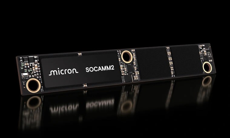 Micron представила модули памяти SOCAMM2 емкостью 192 ГБ   Ёмкость планок SOCAMM2 увеличилась в полтора раза а энергоэффективность возросла на 20 Многочисленные архитектурные улучшения а также переход на новый техпроцесс DRAM 1γ Micron 10 нм дали свои плоды В Micron заявили что SOCAMM2 превращают слоупочную LPDDR5X для ноутов в привлекательный класс памяти для ЦОД Преимущества SOCAMM2 LPDDR5X крайне малое энергопотребление впечатляющая ПСП модульность и масштабируемость Модули памяти нового стандарта уже поставляются первым клиентам Micron ИИ SOCAMM2 Подписывайтесь на ARCHiTECH Чат