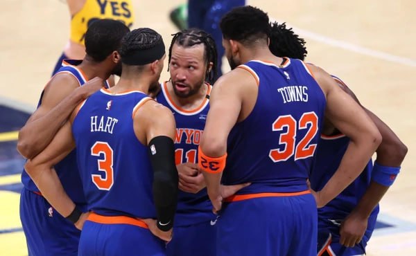 Нью Йорк Никс впервые за 52 года завоевал трофей в НБА Нью Йорк Никс стал победителем Кубка НБА одержав победу над Сан Антонио Сперс в финальном матче Этой первый трофей команды с 1973 года когда она в последний раз стала чемпионом НБА Матч прошел в Лас Вегасе и завершился со счетом 124 113 Самым результативным игроком стал форвард Нью Йорка Оу Джи Ануноби набравший 28 очков Его одноклубник Карл Энтони Таунс оформил дабл дабл 16 очков 11 подборов В Сан Антонио наиболее результативным был Дилан Харпер 21 очко а Стефон Касл записал на свой счёт дабл дабл с 15 очками и 12 передачами Кубок НБА проводится во время регулярного сезона с 2023 24 года Он начинается с группового этапа шесть групп по пять команд после которого лучшие команды соревнуются в формате плей офф Заработанные очки также идут в турнирную таблицу регулярного чемпионата НБА Нью Йорк стал третьим обладателем этого трофея после Лейкерс и Милуоки Getty Images Подписаться на РБК Спорт