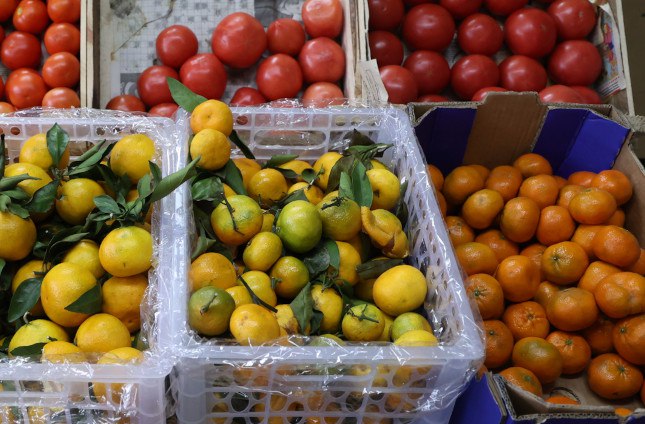 Через Южный Урал в Россию ввезли почти 400 тонн импортных овощей и фруктов   www up74 ru articles news 168282 Фуры следовали из Казахстана в Екатеринбург Москву Новосибирск Нижегородскую и Курганскую области а также в Челябинск По данным Россельхознадзора непосредственно в Челябинск было ввезено 34 тонны помидоров в Свердловскую область 32 тонны томатов 120 тонн лука и 20 тонн грецких орехов в Курганскую область 20 тонн винограда