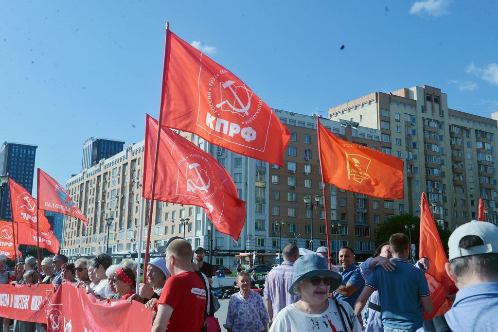 Остановить рост цен: Акция протеста КПРФ пройдет 5 августа Завтра, 5 августа в 18:00 на площади Пименова перед ГПНТБ состоится пикет, организованный Новосибирским областным отделением КПРФ. Тема — рост цен на продукты первой необходимости и лекарственные препараты. Необходимость установления системы государственного контроля над ценообразованием – один из пунктов Народного референдума КПРФ, который поддержали уже более 70 тысяч жителей Новосибирской области. Только так, считают коммунисты, можно остановить аппетиты коммерсантов и предоставить людям возможность покупать продукты и лекарства по приемлемым ценам. По разным данным, последнее время цены на продукты и лекарства в Новосибирской области в среднем выросли на 15–30%. Людям с небольшим уровнем дохода, особенно пенсионерам, приходится экономить, чтобы выжить. Коммунисты требуют ввести государственное регулирование цен на товары первой необходимости и лекарства.