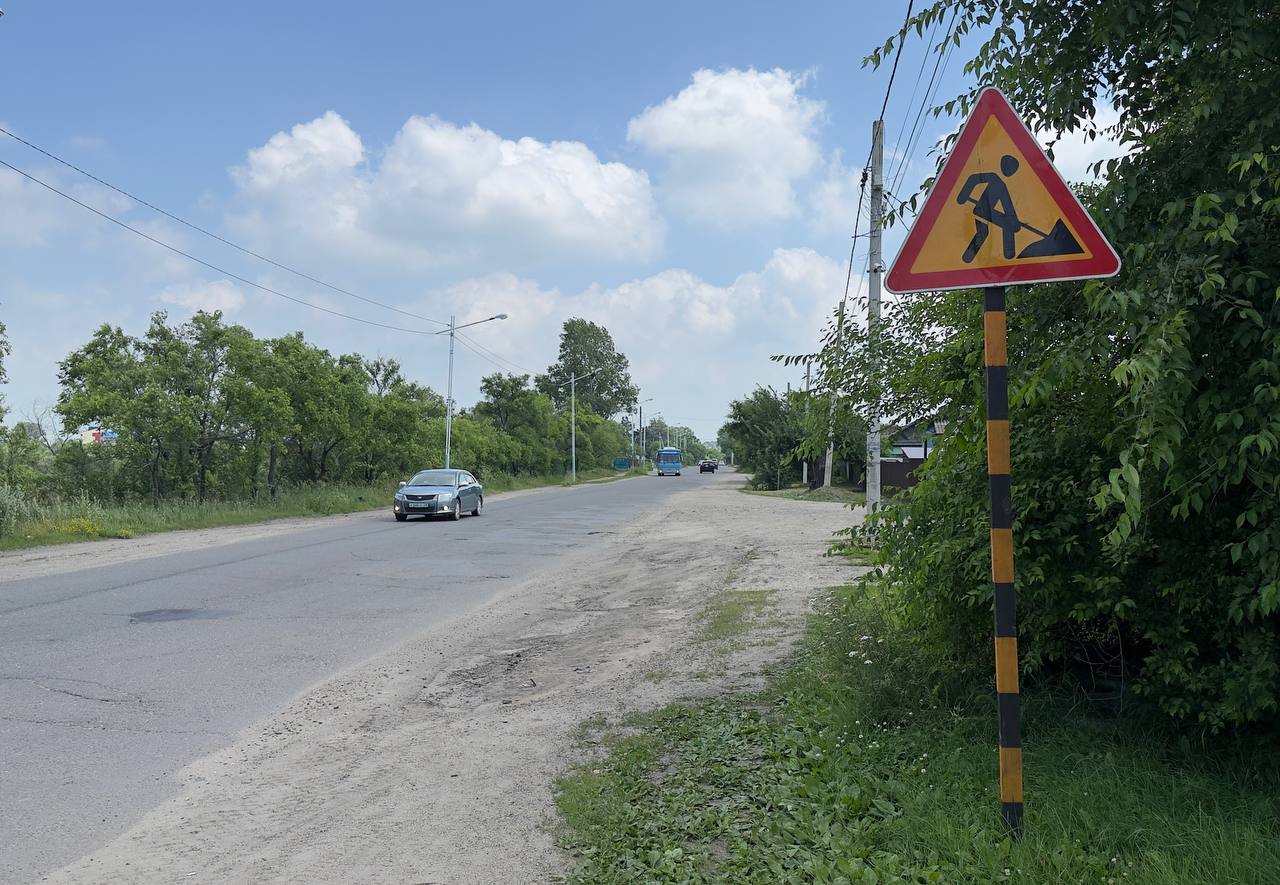 Белогорск готовится к ремонту дороги по ул. 9 Мая. В текущем году предстоит выполнить работы на участке общей протяженностью в 2,5 км. Как рассказал генеральный директор ООО ДЭП №197» Тарас Часовской, завоз техники начнется уже в субботу, 12 июля. С 14 июля подрядчик планирует преступить к исполнению муниципального контракта. - Планируем на выходных завезти часть техники, начнется работа грейдера, фризы, - отметил он. – С понедельника в планах начало основного этапа. Поэтому водителям рекомендуется выбирать альтернативный путь движения, чтобы хоть немного разгрузить ул. 9 Мая и сделать ремонт более качественным и оперативным. Перекрытия дороги не предусматривается. Ранее, на предварительном этапе подготовки к основному ремонту, подрядная организация провела ямочный ремонт на участках от ул. Чехова до моста через «Кирьяниху» и от школы №11 до ул. Энергетиков для безопасного движения автотранспорта. Подробно о ремонте дорог в сезоне 2025 года рассказал глава Белогорска накануне в программе «О главном».