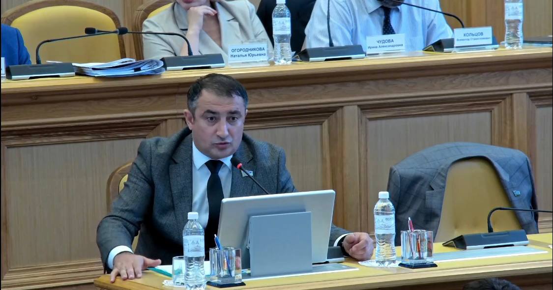 Сдать мандат на заседании думы ХМАО эсер Сердюк предложил скандальному коммунисту-раскольнику Таги-Заде. На вопрос справедливоросса, что такое депутат, Таги-Заде отказался отвечать. Но возмутился решению комитета оставить его без зарплаты, заявив, что у него семья и дети. Сердюк, припомнив Таги-Заде скандальное предположение о Югре как исторической родине узбеков и работу в правоохранительных органах, потребовал публичных извинений. «Если вам дорога честь мундира, предлагаю вам сдать мандат», — добавил эсер.  Таги-Заде еще раз извинился, но попытался переложить вину на журналистов, якобы исказивших его высказывание — по его словам, оно было сделано в формате предположения. «Я люблю Россию, я здесь живу уже 40 лет», — заявил экс-коммунист. Вопрос о лишении мандата он оставил без ответа.  Главный политический канал Урала    Дума ХМАО