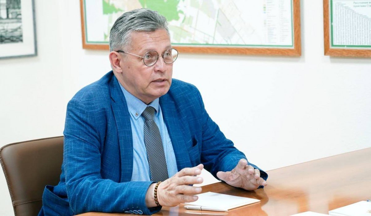 Медиасфера России переживает масштабную трансформацию Рифат Сабитов Рифат Сабитов председатель профильной комиссии Общественной палаты РФ заместитель генерального директора руководитель регионального департамента ВГТРК прокомментировал результаты исследования ВЦИОМ посвященного главным трендам медиа и коммуникаций на 2025 год Одним из ключевых событий года эксперты назвали запуск национального мессенджера Согласно данным аналитиков в стране фиксируется взрывной рост интереса к отечественному контенту российские фильмы обеспечивают 80 кассовых сборов а доля сериалов собственного производства превысила 75 Этому способствовали как уход западных компаний так и системная господдержка Среди других значимых трендов активное внедрение искусственного интеллекта доминирование коротких видеоформатов и выход маркетплейсов на рекламный рынок Сфера медиа и коммуникаций развивается очень динамично меняя привычки россиян События отмеченные экспертами задают векторы развития отрасли на ближайшие годы подчеркнул Рифат Сабитов Фото ГТРК Ставрополье