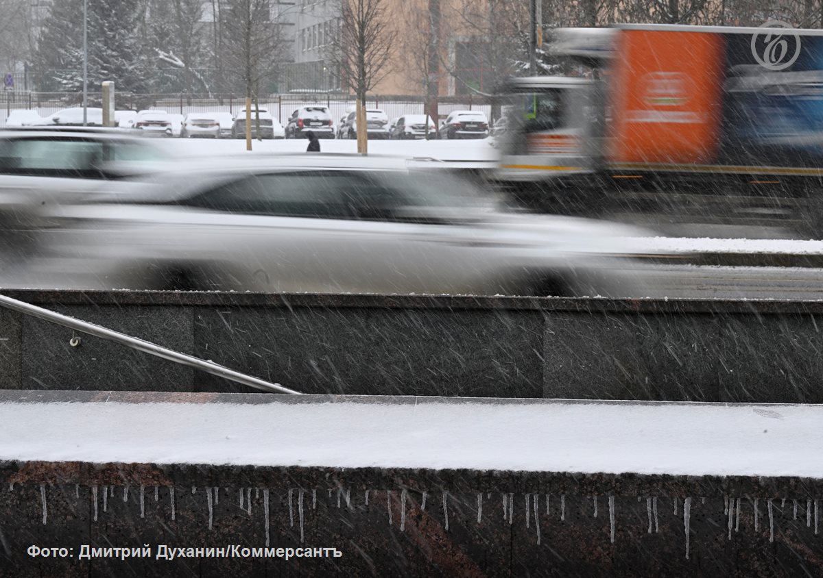Продажи новых легковых машин в январе упали на 9 5 до 80 6 тыс штук подсчитал Автостат исходя из данных АО ППК и с учетом собственной сегментации Опрошенные Ъ дилеры и эксперты называют результаты ожидаемыми год начинается крайне непросто Тренд который ранее наблюдался в январе в разные годы когда рынок под конец первого месяца разгоняется в этом году не сработал Трафик наоборот начал падать отмечает директор департамента продаж новых автомобилей Рольфа Николай Иванов Помимо выбранного спроса и роста цен вызванного повышением НДС и утильсбора продажи притормозили мороз и аномальные снегопады затруднившие путь в автосалоны Лидером рынка новых автомобилей в январе осталась Lada Впрочем продажи бренда сократились на 28 7 до 19 64 тыс штук В феврале дилеры допускают рост рынка на 5 10 в случае ослабления рубля и увеличения доступности кредитов   Подписывайтесь на Ъ Оставляйте бусты