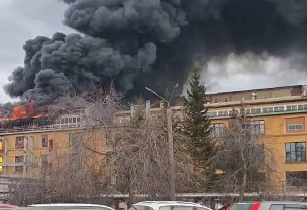 В Иркутске тушат крупный пожар на Масложиркомбинате Возгорание зафиксировано на улице Доржи Банзарова Вокруг здания адское пламя и огромные столбы дыма В пресс службе ГУ МЧС России по Иркутской области подтвердили что пожар произошёл в производственном цехе Устанавливаются причины и обстоятельства произошедшего Фото Прокуратура Иркутской области
