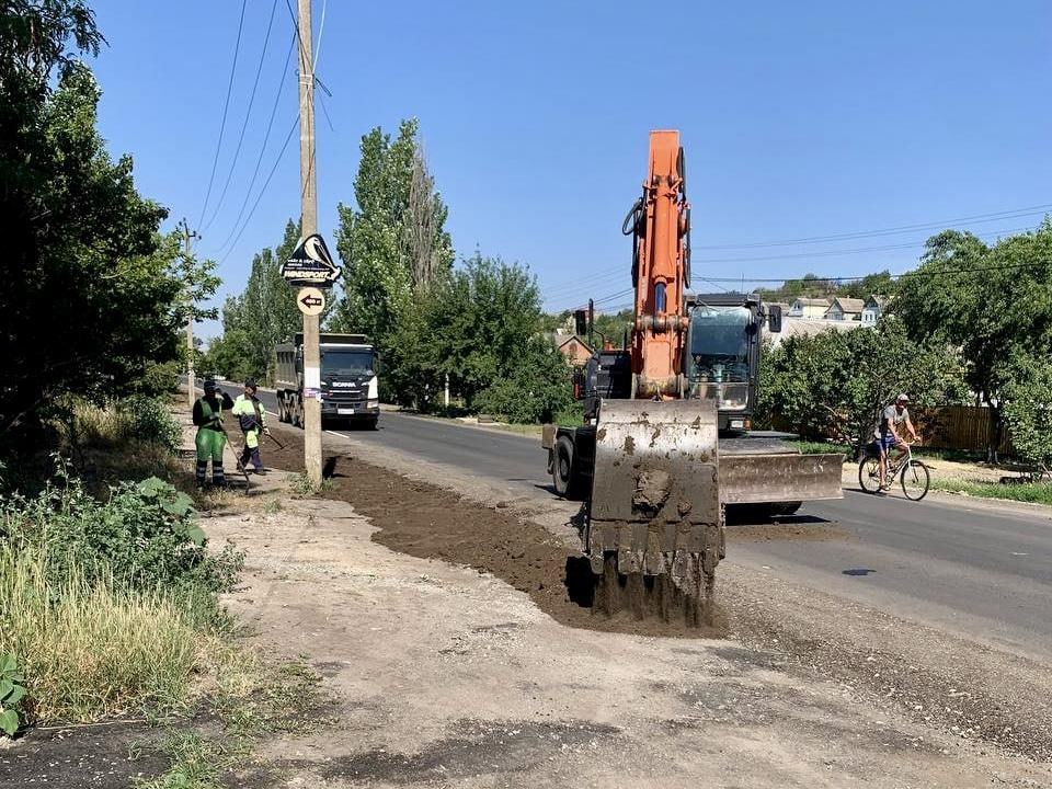 Московская область продолжает ремонт дороги от Мариуполя до села Лебединское Дорожники региона-шефа надвинули грунт для планирования обочин на одном из участков капремонта дороги от левобережья Мариуполя до трассы М-14. Еще рабочие сейчас продолжают наносить горизонтальную разметку и устраивают прикромочный лоток для эффективного водоотвода. Капитальный ремонт идет на участке длиной более 9 км. После завершения работ транспортная доступность жителей кварталов Виноградное, Пионерское, Алексеевка и села Сопино значительно улучшится.