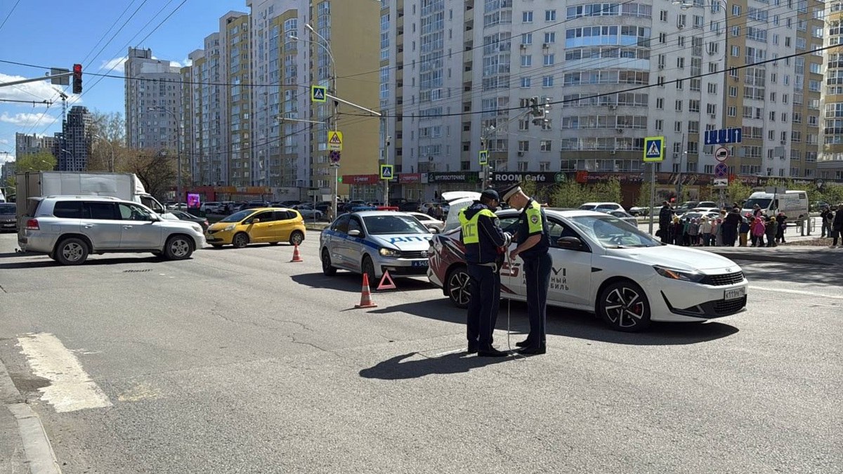 Сегодня в Екатеринбурге иномарка сбила 50-летнюю женщину, которая переходила перекрёсток улиц Сурикова и Щорса. Пострадавшую госпитализировали в больницу №24 с травмами головы и руки Автоинспекторы выяснили, что за рулём иномарки находился 42-летний житель Екатеринбурга, который ни разу не привлекался за нарушение ПДД в течение 24-летнего водительского стажа. В момент аварии он был трезв. Мужчина рассказал автоинспекторам, что при повороте налево на разрешающий сигнал светофора не заметил переходящего дорогу пешехода и допустил на него наезд. Фото: ГАИ Свердловской области «Уральский меридиан»