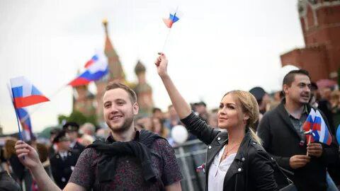 Росстат описал среднестатистического россиянина Данные приводит РБК Средний возраст россиян в 2024 году 41 год мужчин 38 лет женщин 43 года Средний рост мужчин в России с учетом всех возрастов составил 162 9 см женщин 159 5 см Средний вес мужчин в России 74 1 кг женщин 67 0 кг данные также для всех возрастов В среднем по России за 2024 год в официальном браке находилось 63 мужчин холостые 37 и 54 женщин не замужем 46 В среднем по России 77 9 населения проводит свободное время за просмотром телепередач и фильмов 70 6 отдыхают в повседневной жизни за общением с друзьями 50 2 населения проводит свободное время за компьютером планшетом и телефоном 34 читают книги журналы и газеты 24 5 занимаются хобби Среднемесячная начисленная заработная плата работников организаций в 2024 году составила 89 069 рубля Среднестатистическая занятая в 2024 году женщина с высшим образованием работающая в сфере оптовой и розничной торговли зарабатывающая в месяц 84 199 рублей По итогам 2024 года в России 49 3 семей имеют легковой автомобиль В городах проживают 75 населения в селах 25 Как то так Фото для иллюстрации