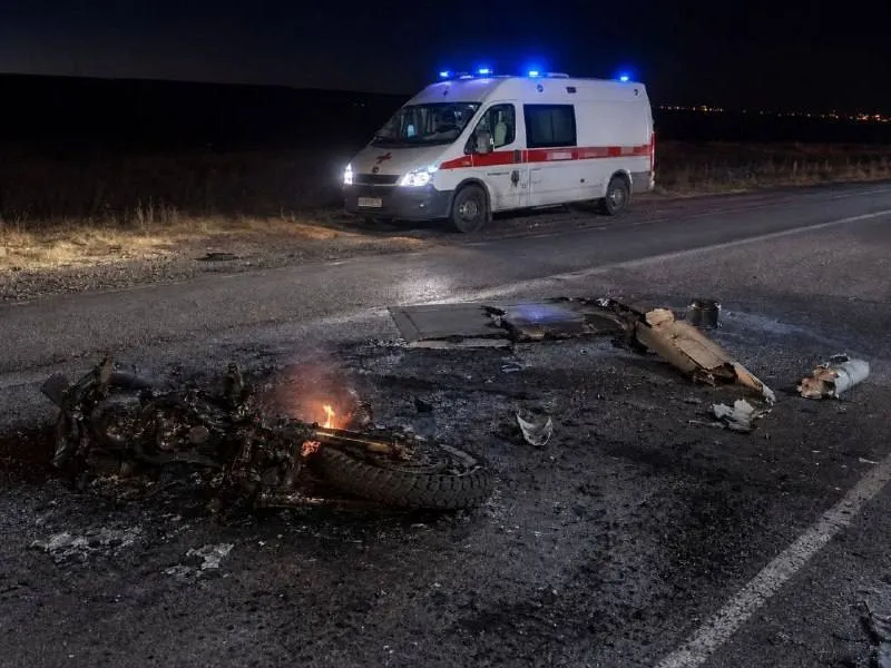 Два подростка погибли при атаке БПЛА в соседней Белгородской области Губернатор Гладков сообщил что в селе Волчья Александровка беспилотник ВСУ атаковал мотоцикл на котором ехали двое парней 18 и 15 лет У них была впереди вся жизнь но враг хладнокровно и жестоко её оборвал От полученных ранений ребята погибли на месте Выражаю родителям всем близким и родным самые искренние соболезнования пишет глава региона соболезнуем Читайте нас в МАКС Подписаться Прислать новость