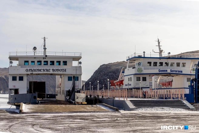 Паромную переправу на Ольхон закроют после 29 декабря Паром перестанет ходить раньше времени из за ухудшения погодных условий Последние рейсы выполнят 29 декабря Заключительный паром по маршруту остров Ольхон посёлок Сахюрта отправится в 18 30 Из за непогоды расписание сократили ещё несколько дней назад и до окончания навигации оно останется без изменений Паром Ольхонские ворота будет выполнять девять рейсов с часовым интервалом от Ольхона с 08 00 до 18 00 от Сахюрты с 08 30 до 18 30 Рейсов в 10 00 10 30 17 00 и 17 30 не будет Семён Батагаев будет ходить из материковой части Ольхонского района с 08 00 до 10 00 затем с 12 00 до 15 00 а также выполнит рейсы в 17 00 и 18 00 В обратном направлении паром отправляется через полчаса Паром Дорожник продолжит работу по следующему графику с Ольхона в Сахюрту в 08 30 09 30 10 30 11 30 12 30 13 30 14 30 16 30 17 30 и 18 30 из Сахюрты на Ольхон в 09 00 10 00 11 00 12 00 13 00 14 00 15 00 17 00 18 00 и 19 00 Читайте IrCity в MAX