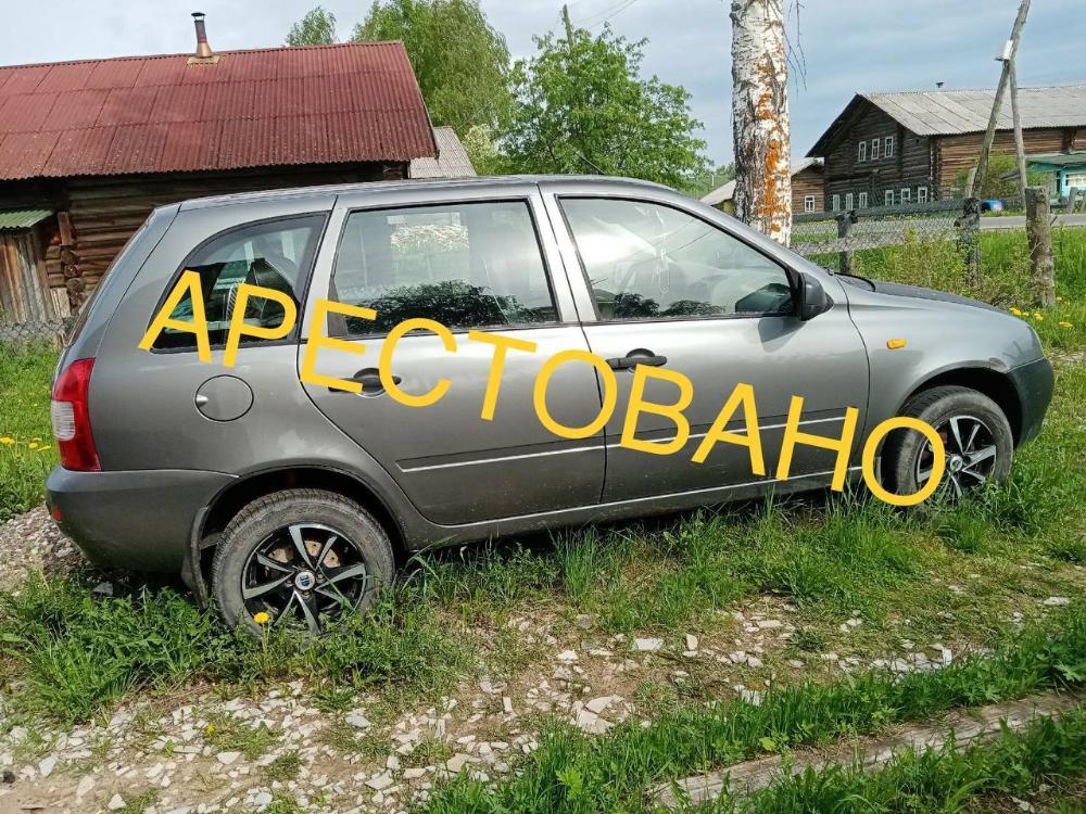 Житель Красноборского района уклонялся от уплаты алиментов, за что поплатился машиной Длительное время житель Красноборского района не платил алименты двум дочерям, накопив значительный долг. Неисполнение возложенной на него судом обязанности должник пояснил тем, что не может найти работу, живёт за счёт периодических неофициальных заработков, с которых перечисляет бывшей супруге незначительные суммы. Но в соответствии с законодательством отсутствие работы не является уважительной причиной для того, чтобы не содержать своих детей. При этом долг по алиментам рассчитывается исходя из средней зарплаты в РФ, которая сейчас составляет почти 90 тысяч рублей. Должник был привлечён к административной ответственности по ст. 5.35.1 КоАП РФ. Кроме того, судебным приставом было установлено, что в собственности у мужчины есть отечественный автомобиль, местонахождение которого он скрывал. Машину объявили в розыск и очень скоро нашли. Вскоре она была арестована и оставлена должнику на ответственное хранение без права пользования. После оценки автомобиль будет передан на принудительную реализацию, вырученные от его продажи деньги пойдут на погашение долга перед детьми. Фото: УФССП