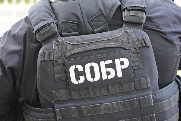 Сотрудники СОБР «Столица» Главного управления Росгвардии по г. Москве оказали силовую поддержку коллегам из МВД при задержании подозреваемых в убийстве 61-летнего москвича, пропавшего без вести в ноябре прошлого года. В результате оперативно-разыскных мероприятий в Москве и Подмосковье были задержаны трое подозреваемых – двое жителей столичного региона и уроженец Краснодарского края. Следствие установило, что один из задержанных был знаком с жертвой. Злоумышленники под предлогом покупки участка приехали к мужчине на дачу. В ходе ссоры из-за цены, один из нападавших нанес ему смертельные удары. Чтобы скрыть следы преступления, тело кремировали, а имуществом убитого – автомобилем и земельным участком – распорядились с помощью третьего соучастника. Возбуждено уголовное дело. 77.rosguard.gov.ru #Росгвардия