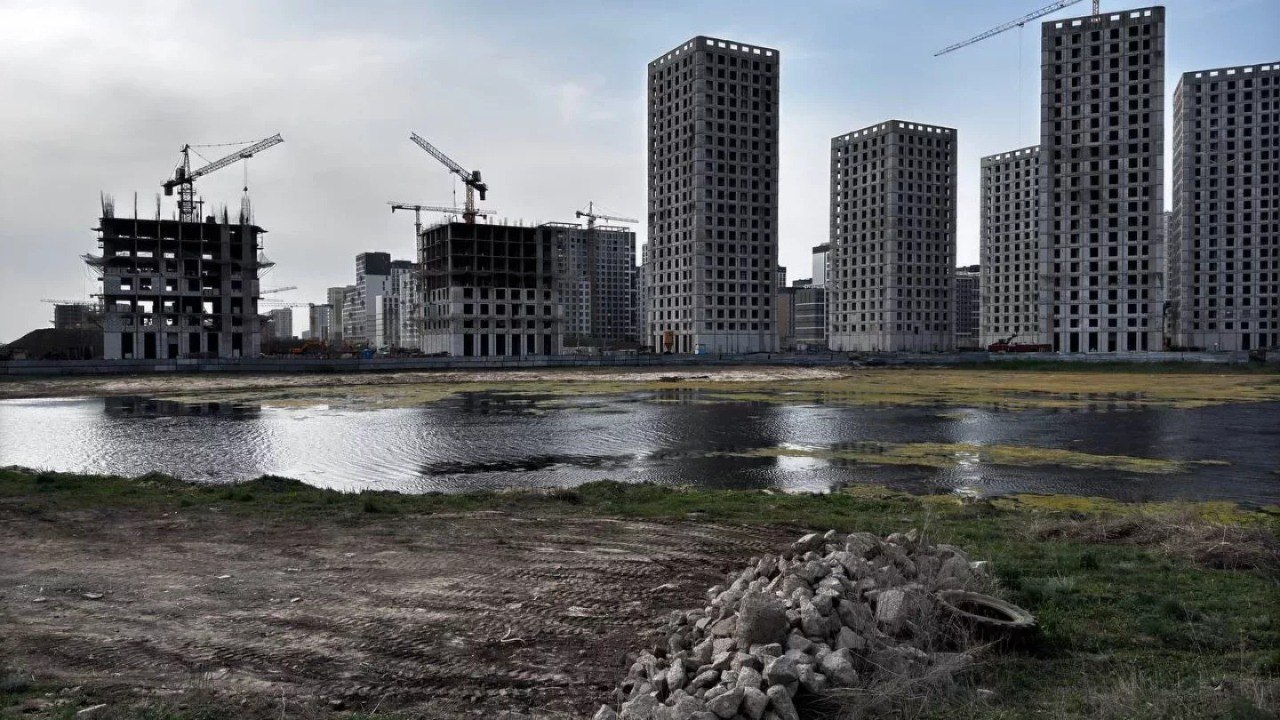 «Есть водоёмы поважнее» — Бозумбаев высказался о Малом Талдыколе и «паркетных» журналистах  Возвращаемся к материалам про отсос воды из Талдыколя. Напомним, там заметили насосы, предположительно принадлежащие строительной компании SAT-NS. Эта организация связана с братьями нового акима Алматы Дархана Сатыбалды.  Зампремьера считает, что Талдыколь — не единственный водоём с проблемами, и «паркетные столичные журналисты» просто не освещают эти проблемы.  Он отметил, что часто бывает в регионах.  «Честно говоря, есть немало других водоёмов в стране, которые имеют гораздо большее значение. Каспийское море, Шардара, Балхаш, Капчагайское водохранилище, масса ещё других. Вы даже о некоторых не подозреваете, не знаете, какие проблемы там есть. Просто вы в Астане живёте. Тут многие — „паркетные столичные журналисты“, которые вот эту тему больше любят, освещают. Не в упрёк вам это говорю. Что касается моего отношения к Талдыколю, я за его сохранение», — сказал Канат Бозумбаев.  Спикер добавил, что в Казахстане недавно приняли «очень продвинутый» Водный кодекс с жёсткими нормами. По его словам, проблема Малого Талдыколя — отражение более широкой повестки.  «Проблема не только в Талдыколе. Талдыколь — это как зеркало сегодняшней действительности. И нам нужно действовать, сохраняя водные ресурсы в целом. Казахстан — страна, которая больше прочих от глобального потепления пострадает, в первую десятку входит. Наши меры будут направлены на сохранение всех озёрных систем».  Говоря о возможной застройке Малого Талдыколя, Бозумбаев отметил: Минводы уже отказало в согласовании генплана.  «Если отказали — застройку делать невозможно».  Журналисты отметили, что ранее в окрестностях группы озёр уже возвели ЖК без согласования с генпланом.