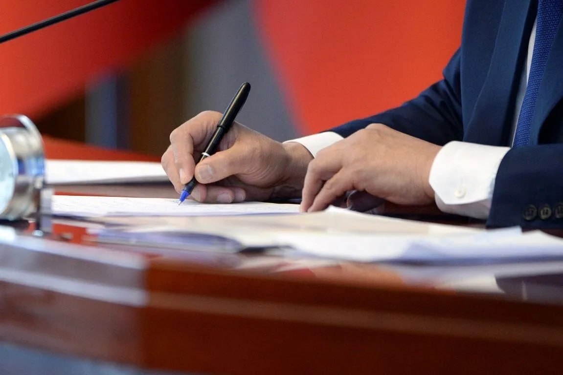 Путин подписал закон, расширяющий полномочия следователей в отношении банковских счетов подозреваемых. Согласно документу, следственные органы получают право приостанавливать операции по счетам на срок до 10 суток, если имеются данные об их использовании для преступной деятельности. Применение этой меры возможно только с согласия руководителя следственного органа и исключительно в случаях, не терпящих отлагательства. Новые нормы направлены на оперативное противодействие финансовым преступлениям и незаконным операциям. НейроИнвест