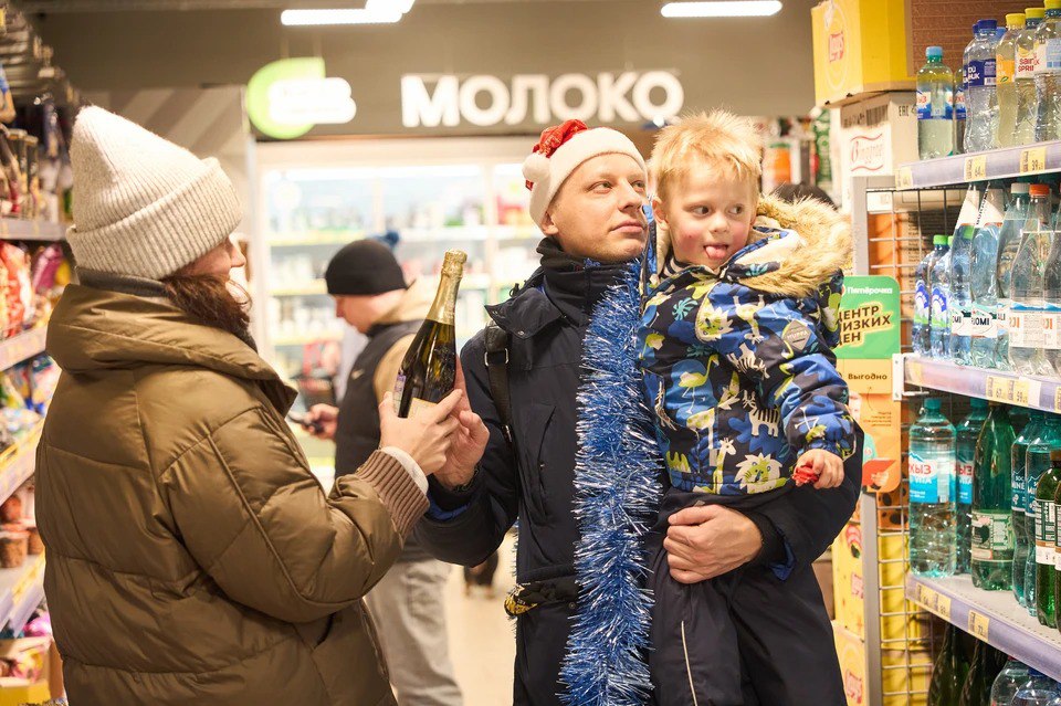 В России предложили запретить детское шампанское Депутаты аргументируют это тем что алкоголь вреден для здоровья в любых количествах и что шампанское как напиток происходящий из французской провинции Шампань не может быть предназначен для детей А использование таких терминов как пиво без градуса или вино без алкоголя формирует у детей ложное представление о безопасности употребления спиртного Парламентарий Хамзаев также указал на то что недобросовестные производители используют маркетинговые уловки маскируя обычный лимонад под детское шампанское чтобы привлечь внимание детей и подростков Эта практика сравнима с распространением детского наркотика из сахарной пудры или жевательной резинки в форме сигареты А вы поддерживаете законопроект Подписаться на truekpru Читать нас в MAX