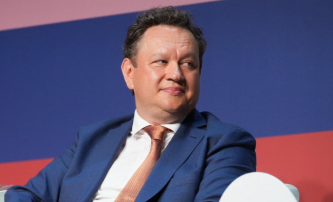 ВТБ планирует конвертацию привилегированных акций в обыкновенные в результате чего доля государства в обыкновенных акциях банка увеличится до 74 45 сообщил Дмитрий Пьянов vtbr ВТБ при конвертации будет использовать средневзвешенную цену акций за 2025 год 82 67 рубля Доля миноритариев в дивидендном потоке не изменится ВТБ не планирует новых допэмиссий после конвертации префов в обыкновенные акции