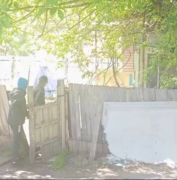 В Уссурийске сотрудники патрульно-постовой службы задержали местных жителей, совершивших кражу с территории частного подворья В дежурную часть отдела МВД России по городу Уссурийску поступило сообщение 44-летнего местного жителя о краже с территории частного подворья на улице Фрунзе. Ущерб, причиненный гражданину, составил 21 500 рублей. На место происшествия прибыла следственно-оперативная группа отдела полиции. Установлено, что неизвестные злоумышленники через незапертую калитку проникли на территорию частного подворья, откуда с веранды похитили личные вещи и продукты питания из холодильника замороженные колбасы весом 10 кг и 5 банок лососевой икры по 0,5 л . Изучив записи камер видеонаблюдения, полицейские оперативно установили личности злоумышленников. Инспекторы патрульно-постовой службы задержали двоих ранее судимых 50-летних местных жителей – мужчину и женщину. В отделе полиции задержанные признались в совершенном преступлении. Похищенные продукты и имущество изъяты. Следователем отдела МВД России по г.Уссурийску возбуждено уголовное дело по пункту «а» части 3 статьи 158 УК РФ «Кража, совершенная с незаконным проникновением в жилище». Санкция статьи предусматривает наказание в виде лишения свободы на срок до 6 лет. Фигуранты заключены под стражу. Полицейские проверяют фигурантов уголовного дела на причастность к ранее совершенным преступлениям. Расследование продолжается. Полиция Приморья