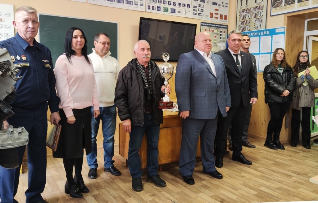 В Тамбовской области подвели итоги конкурса Лучший водитель автомобильного транспорта Профессиональное состязание среди водителей автобусов грузовиков и такси организовали на базе регионального отделения ДОСААФ России В конкурсе в пяти номинациях участвовали 25 водителей транспортных предприятий и организаций Тамбовской области Программа соревнований состояла из двух этапов Сначала конкурсантов проверили на знание Правил дорожного движения На практическом этапе они демонстрировали скоростное маневрирование на автодроме на легковых такси автобусах большого среднего и малого классов грузовом автомобиле Участникам предстояло выполнить качественно и быстро различные упражнения по фигурному вождению Бокс Змейка Колея Эстафета и другие Победители и призеры награждены дипломами и ценными подарками Наши новости в MAX